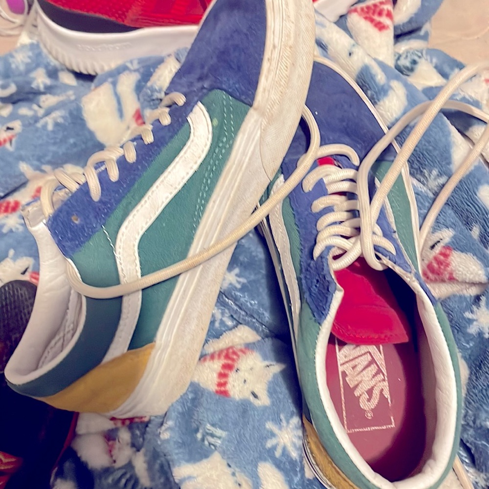 Yacht club vans